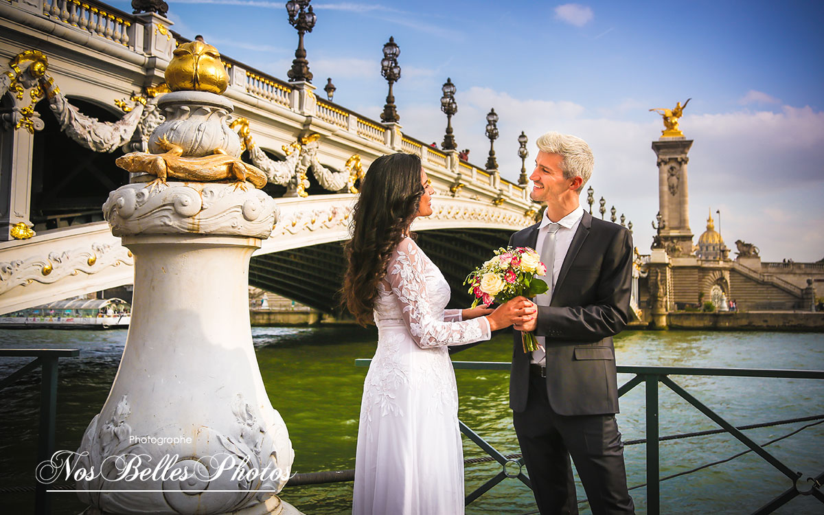 Shooting photos extérieur à Paris sur le pont Alexandre III, photographe mariage couple Paris